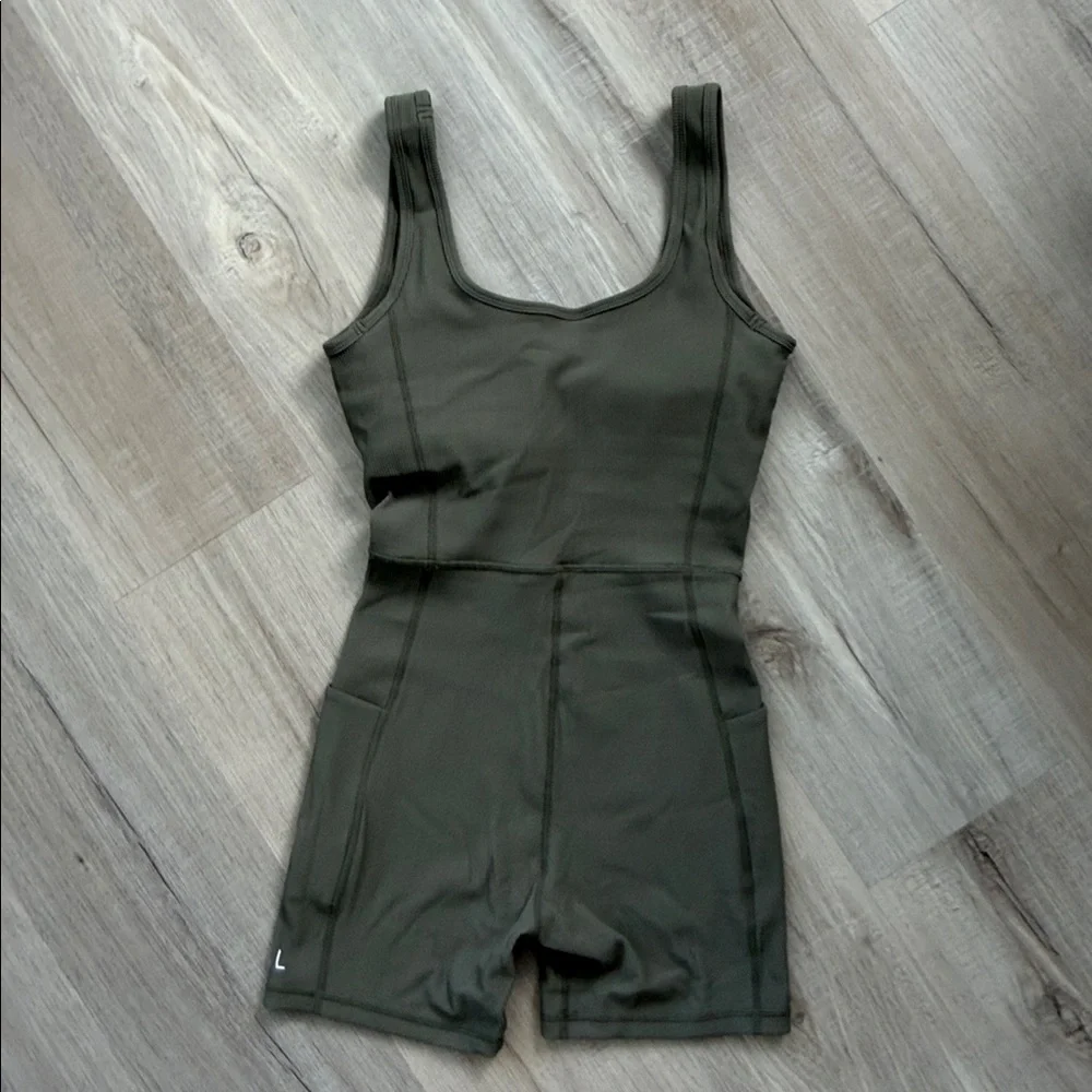 Workout romper in ribbed olive - Picture 2 of 3